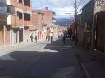 Las personas caminan por la calle 10 de Noviembre este lunes.