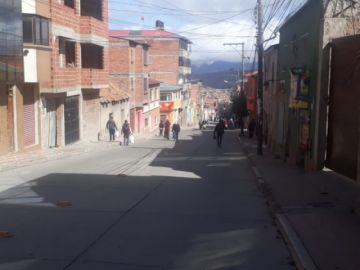Las personas caminan por la calle 10 de Noviembre este lunes.
