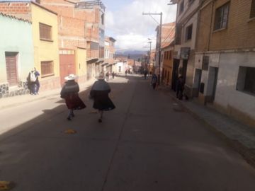 Las personas caminan por la calle 10 de Noviembre este lunes.