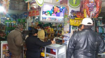 Solo carnicerías y tiendas abren sus puertas.
