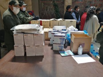 La entrega fue cerca a mediodía en la Gobernación.