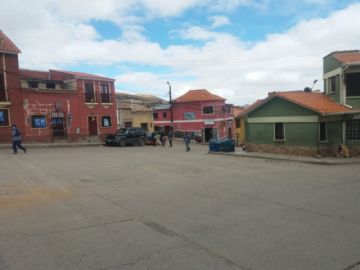 Solo carnicerías y tiendas abren sus puertas.