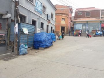 Solo carnicerías y tiendas abren sus puertas.