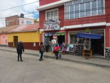 Solo carnicerías y tiendas abren sus puertas.