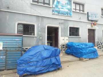 Solo carnicerías y tiendas abren sus puertas.