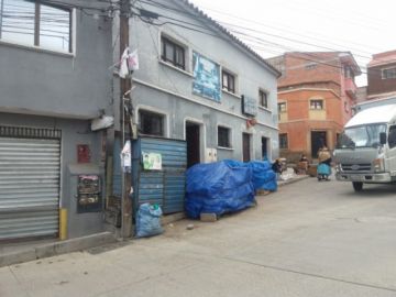 Solo carnicerías y tiendas abren sus puertas.