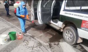 Fumigan vehículos de la Policía en Potosí