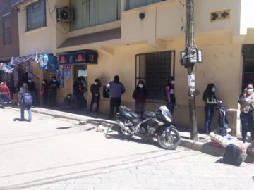 Las personas regresan a casa esta jornada de miércoles.