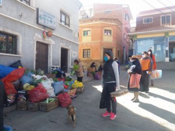 Personas se abastecen en el mercado esta mañana.