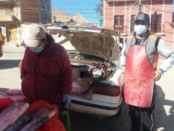 Personas se abastecen en el mercado esta mañana.