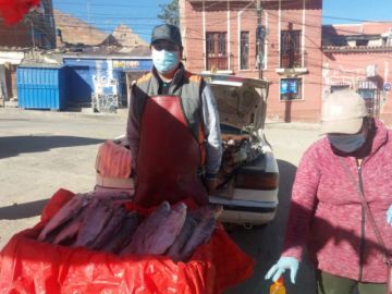 Personas se abastecen en el mercado esta mañana.