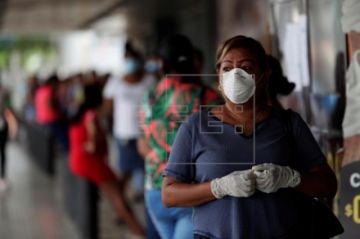 Solo mujeres en las filas de los supermercados, como dicta la nueva norma en Panamá