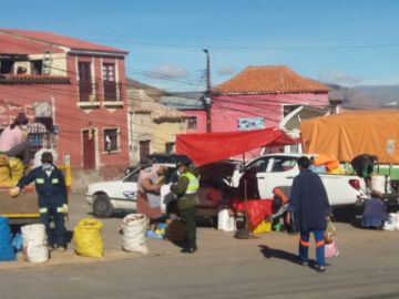 Personas se abastecen en el mercado esta mañana.