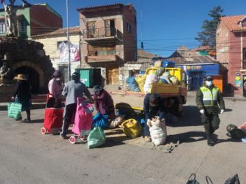 Personas se abastecen en el mercado esta mañana.