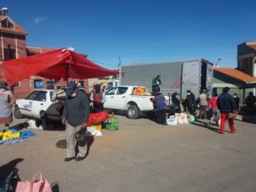 Personas se abastecen en el mercado esta mañana.