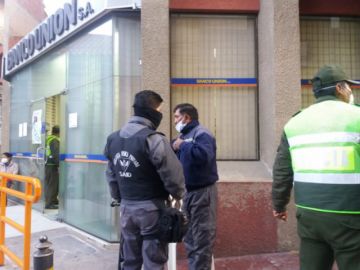 Hay largas filas en todas las sucursales de esta entidad.