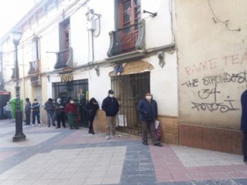 Hay largas filas en todas las sucursales de esta entidad.
