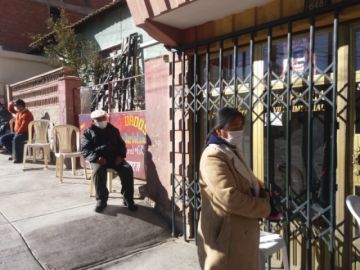 Hay largas filas en todas las sucursales de esta entidad.