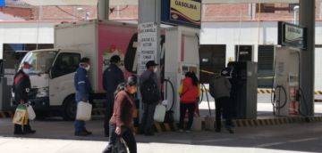 La gente realiza filas en el surtidor.