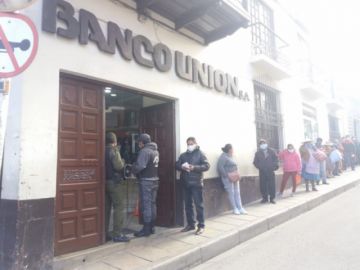 Hay largas filas en todas las sucursales de esta entidad.