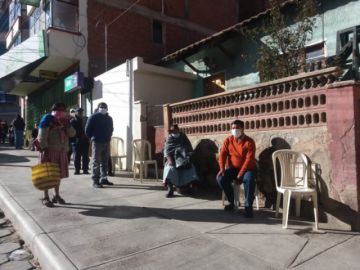 Hay largas filas en todas las sucursales de esta entidad.