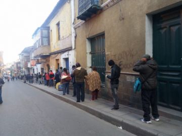 Hay largas filas en todas las sucursales de esta entidad.