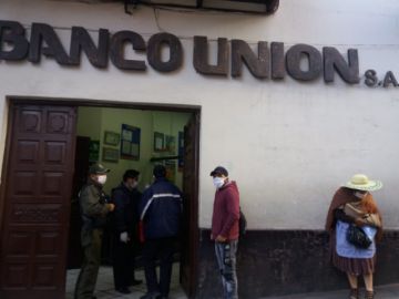 Hay largas filas en todas las sucursales de esta entidad.