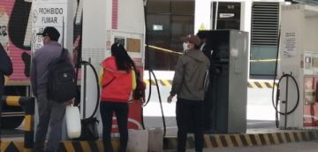 La gente realiza filas en el surtidor.