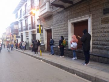 Hay largas filas en todas las sucursales de esta entidad.
