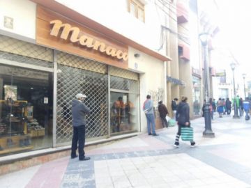 Hay largas filas en todas las sucursales de esta entidad.
