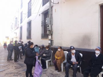 Hay largas filas en todas las sucursales de esta entidad.