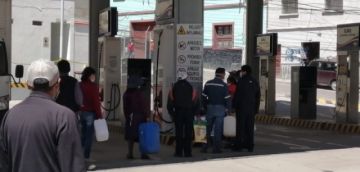 La gente realiza filas en el surtidor.