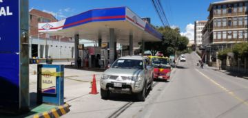 La gente realiza filas en el surtidor.