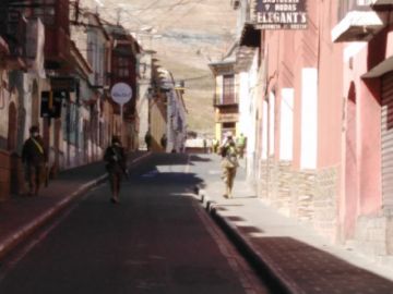 Hay personas en las calles, incluso con niños.