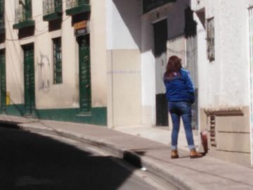 Hay personas en las calles, incluso con niños.