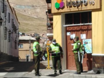 Hay personas en las calles, incluso con niños.