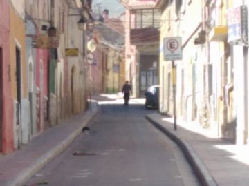 Hay personas en las calles, incluso con niños.