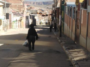Hay personas en las calles, incluso con niños.
