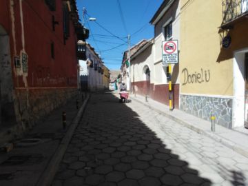 Hay personas en las calles, incluso con niños.