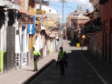 Hay personas en las calles, incluso con niños.