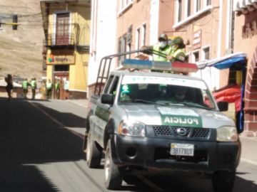 Hay personas en las calles, incluso con niños.