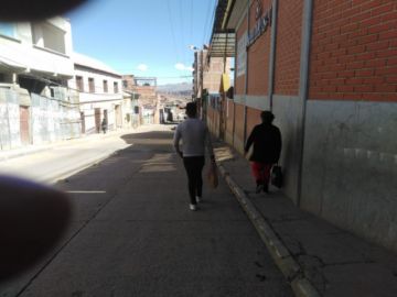 Hay personas en las calles, incluso con niños.