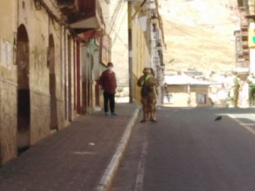 Hay personas en las calles, incluso con niños.