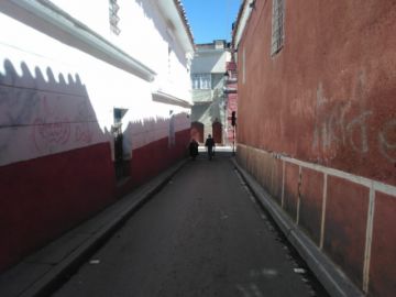 Hay personas en las calles, incluso con niños.