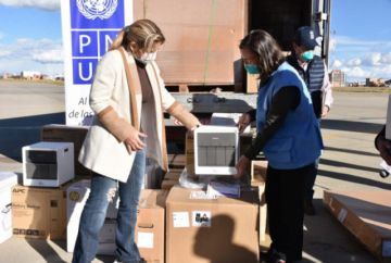 La presidenta Jeanine Añez recibe los laboratorios.