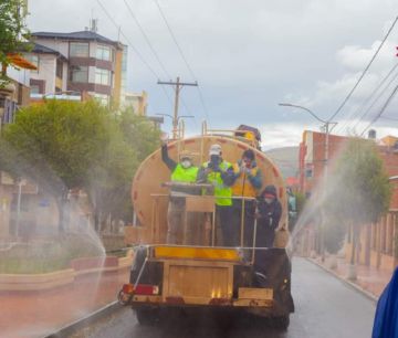 Desinfectan la ciudad para hacer frente al peligroso coronavirus