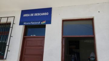 Desinfectaron desde camiones que llegaron de Chile, centros de salud, farmacias y otras oficinas. FOTO UNIDAD DE SALUD AMBIENTAL