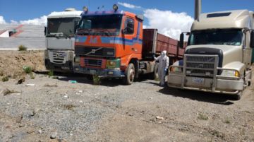 Desinfectaron desde camiones que llegaron de Chile, centros de salud, farmacias y otras oficinas. FOTO UNIDAD DE SALUD AMBIENTAL