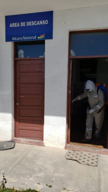 Desinfectaron desde camiones que llegaron de Chile, centros de salud, farmacias y otras oficinas. FOTO UNIDAD DE SALUD AMBIENTAL