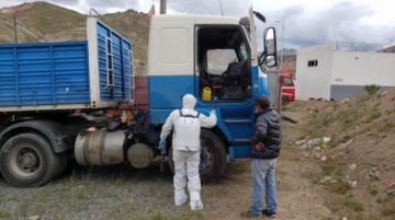 Desinfectaron desde camiones que llegaron de Chile, centros de salud, farmacias y otras oficinas. FOTO UNIDAD DE SALUD AMBIENTAL